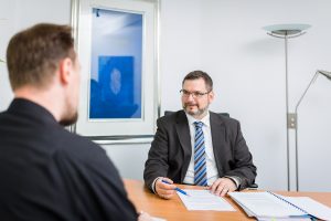 Steuerberater Stefan Buchholz im persönlichen Beratungsgespräch mit einem Mandanten.